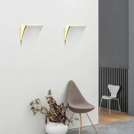 Petit Luminaire Mural V Ligne Moderne Blanche - Clowas.fr