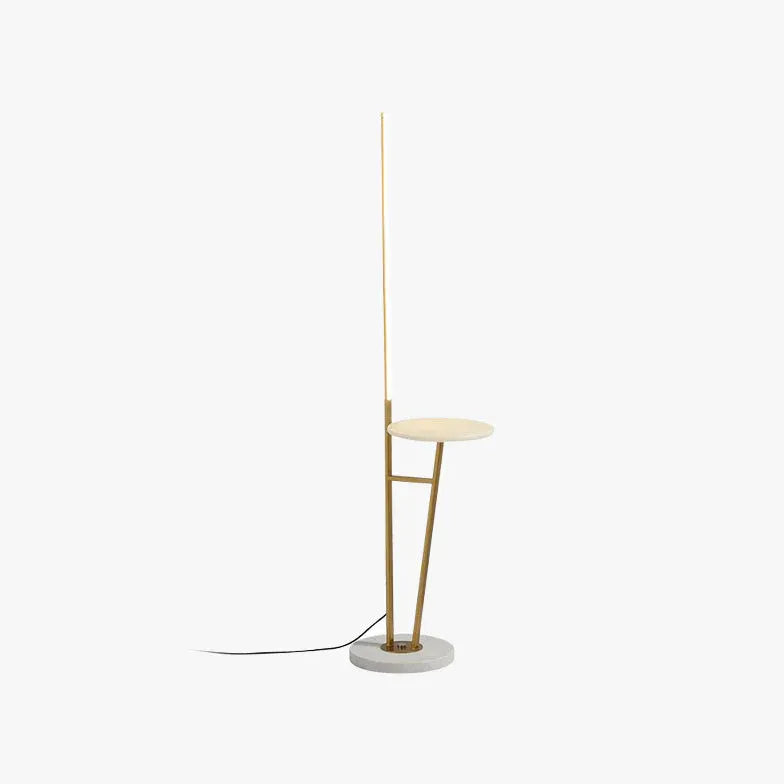 Corps mince avec une petite lampadaire de table