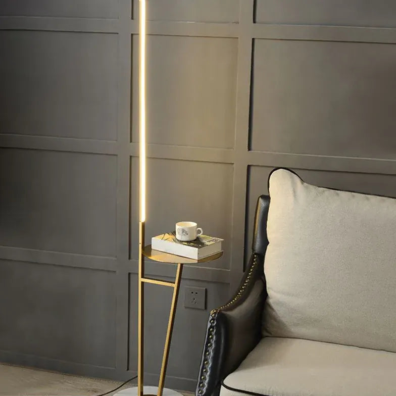 Corps mince avec une petite lampadaire de table