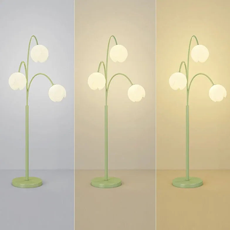 Lampadaire vert à fleurs blanches à trois têtes