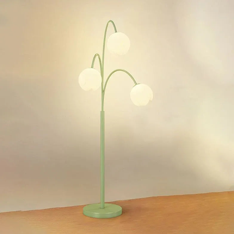 Lampadaire vert à fleurs blanches à trois têtes