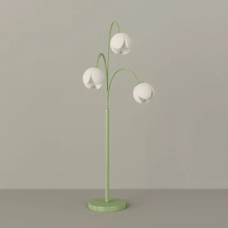 Lampadaire vert à fleurs blanches à trois têtes