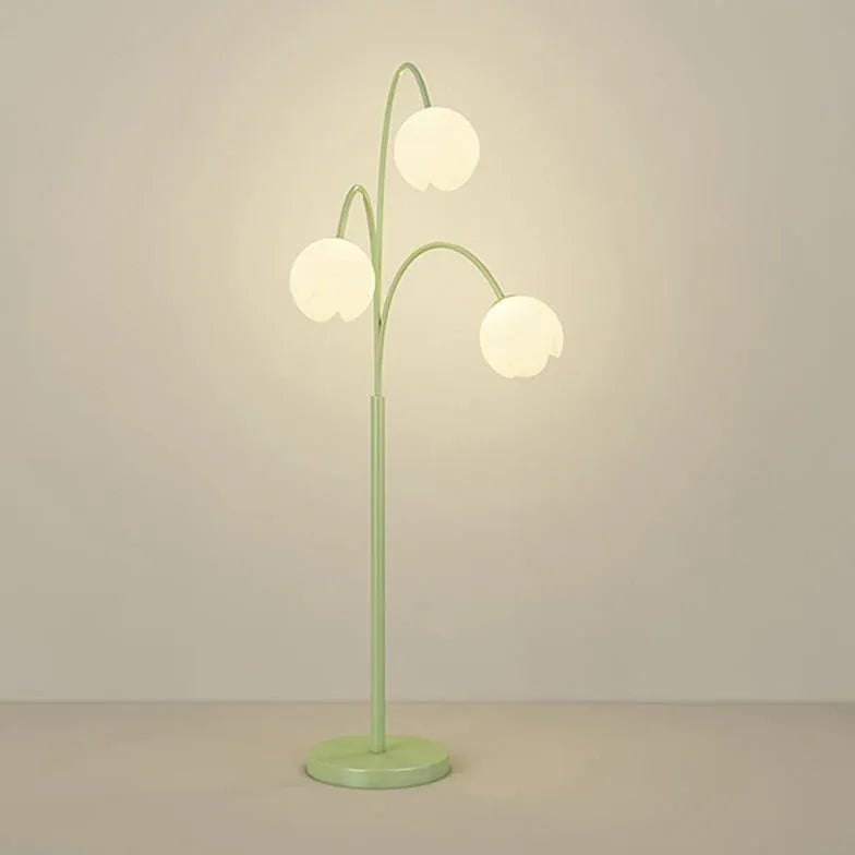 Lampadaire vert à fleurs blanches à trois têtes