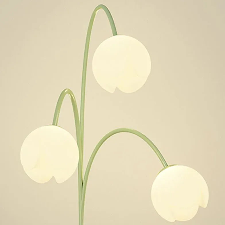 Lampadaire vert à fleurs blanches à trois têtes