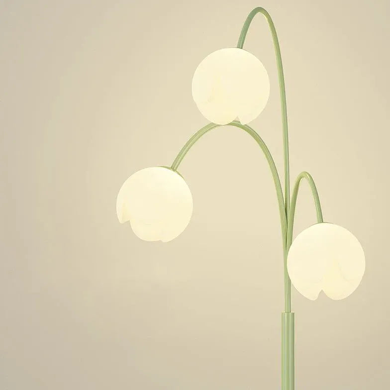 Lampadaire vert à fleurs blanches à trois têtes