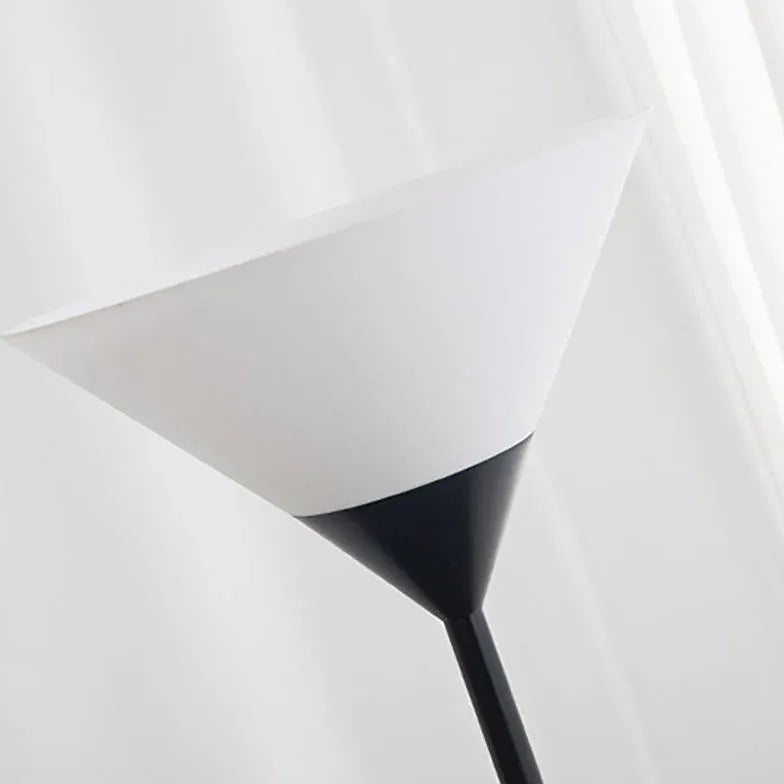 Lampadaire noire mince noir en forme de cône inversé