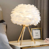 Lampe de table de trépied d'art décoré en plumes