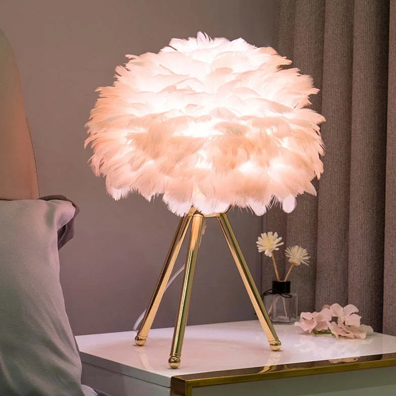 Lampe de table de trépied d'art décoré en plumes