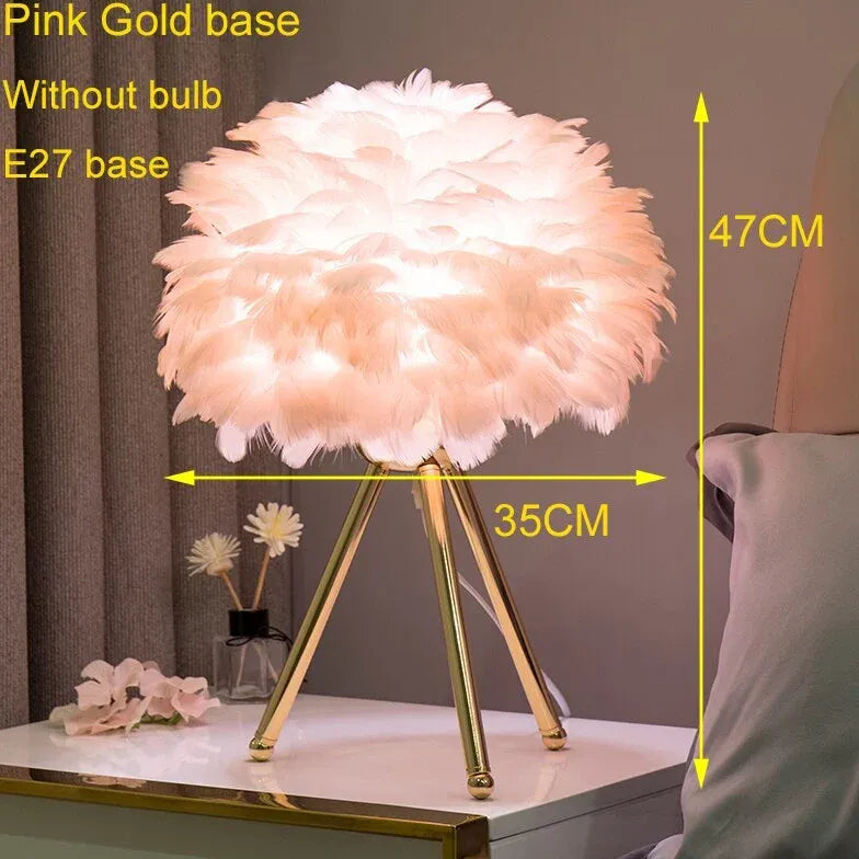 Lampe de table de trépied d'art décoré en plumes