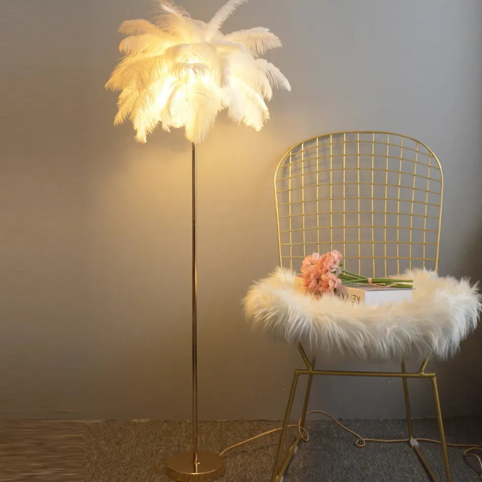 Lampadaire en or de plumes blanches chaudes