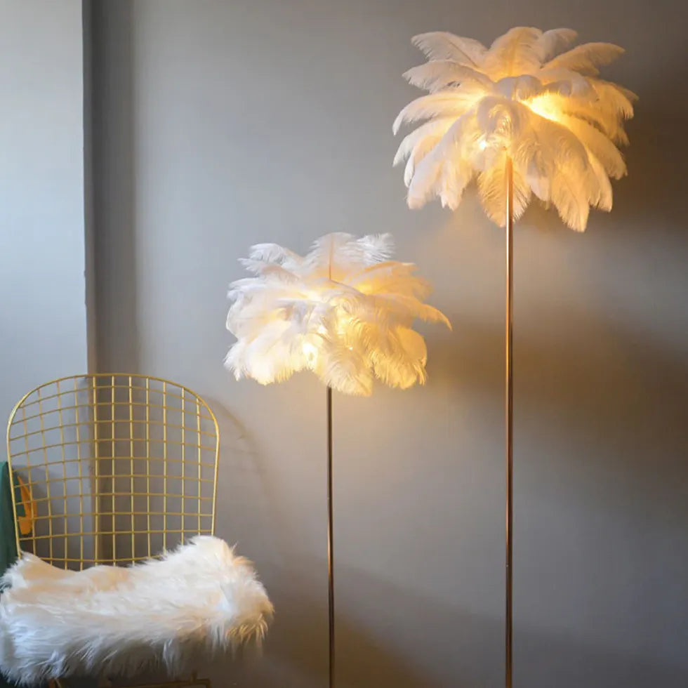 Lampadaire en or de plumes blanches chaudes