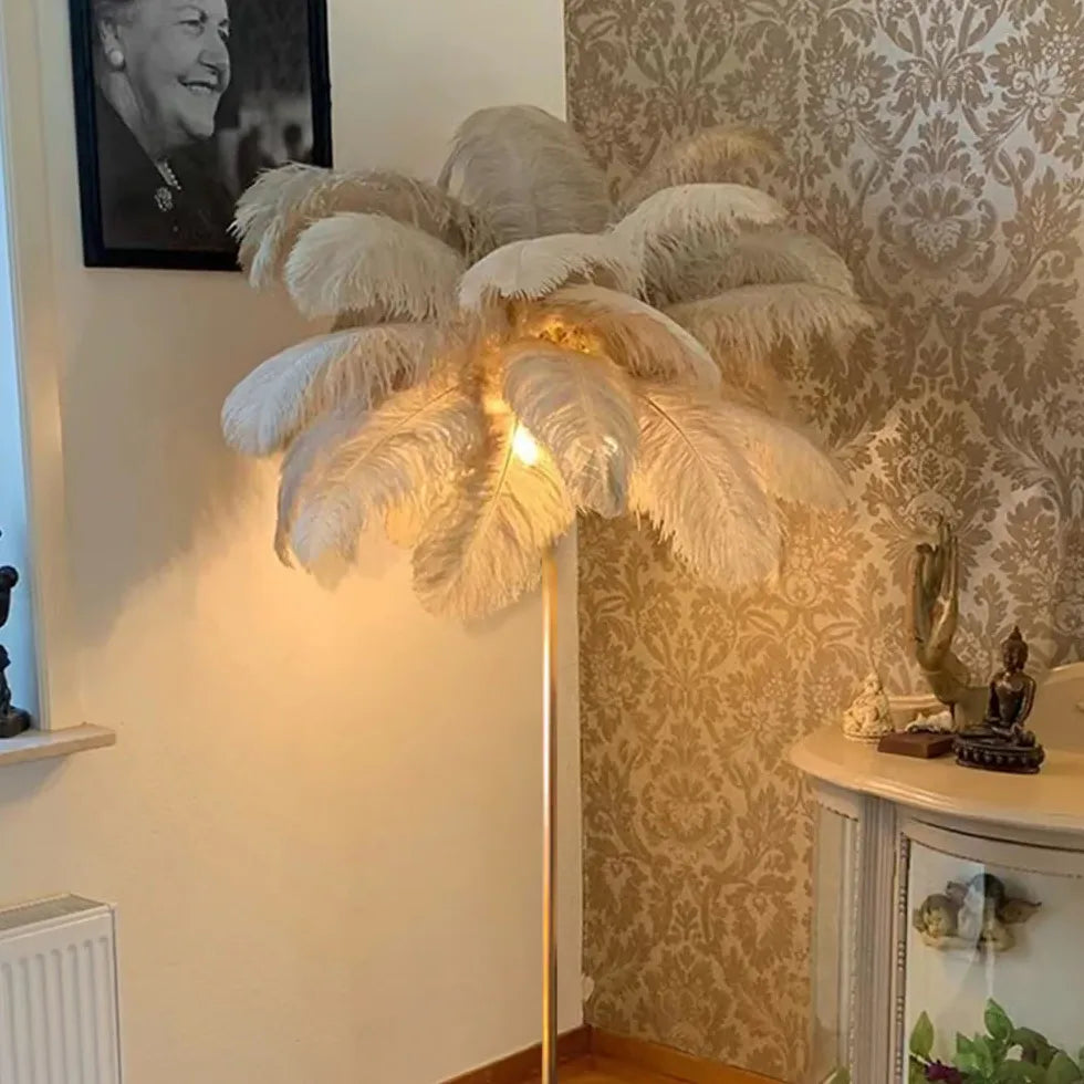 Lampadaire en or de plumes blanches chaudes