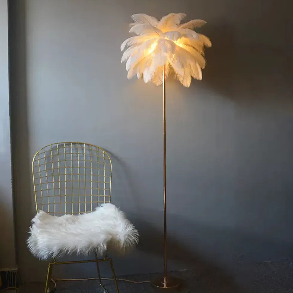 Lampadaire en or de plumes blanches chaudes