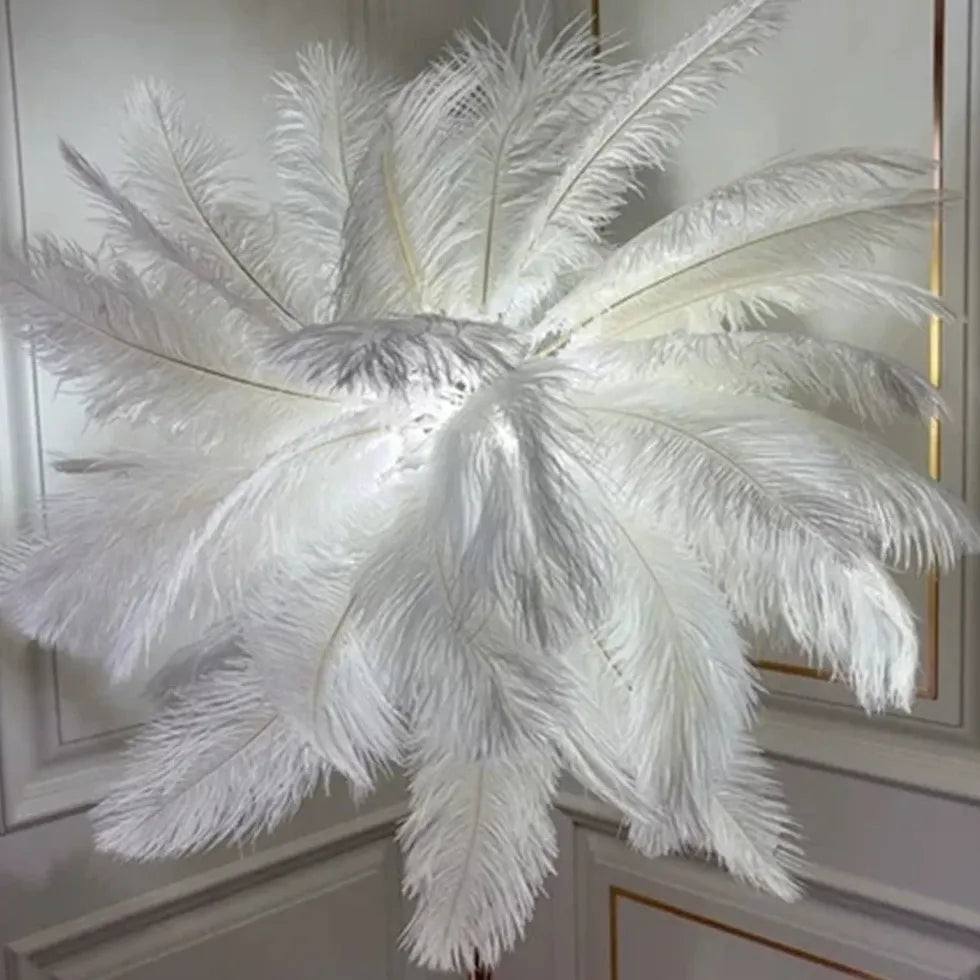 Lampadaire en or de plumes blanches chaudes