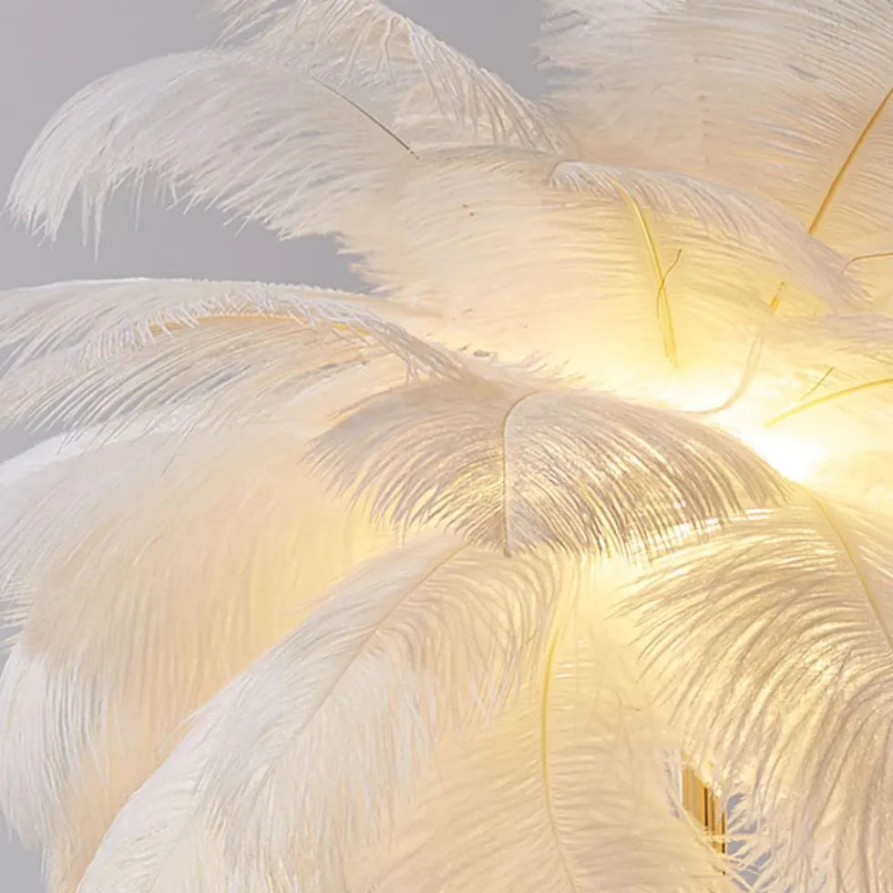 Lampadaire en or de plumes blanches chaudes