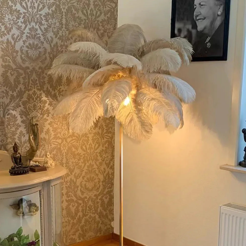 Lampadaire en or de plumes blanches chaudes