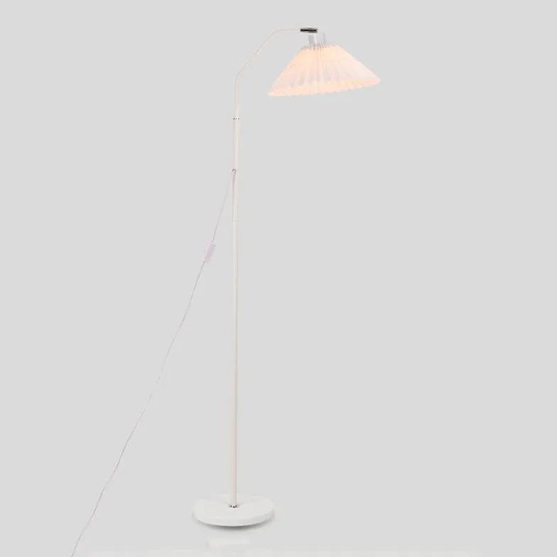 Lampadaire minimaliste moderne à tige longue conique moderne