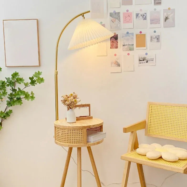 Lampadaire en bois cintré avec table