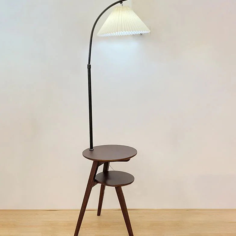 Lampadaire en bois cintré avec table